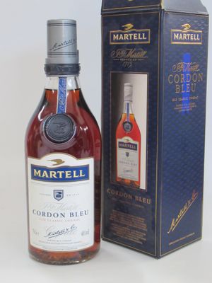 La bouteille de Martelli Cordon Bleu se trouve à côté de la boîte.