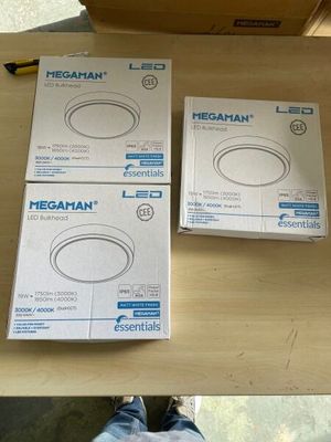 trois boîtes posées sur une table, avec une personne debout à côté
