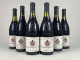 six bouteilles de vin sont alignées dans une rangée