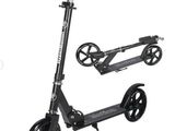 gros plan d'un scooter à roues sur fond blanc