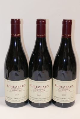 trois bouteilles de vin rouge sont alignées sur une table