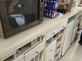 un micro-ondes posé sur le comptoir d'une cuisine