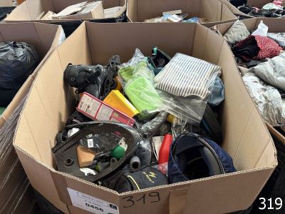 une boîte en carton remplie d'objets hétéroclites dans une pièce