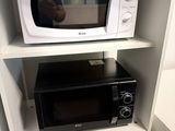 un micro-ondes et un four à micro-ondes posés sur un meuble