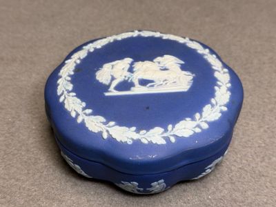 WEDGWOOD: Bonbonnière en biscuit, style néo-classique.