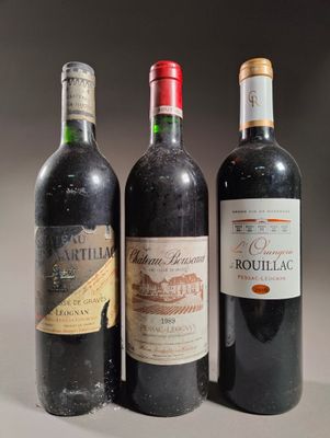 trois bouteilles de vin rouge sont posées les unes à côté des autres sur une table