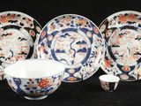 quatre pièces de porcelaine japonaise sur fond noir