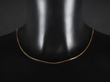 un collier à chaîne en or sur un mannequin mannequin mannequin mannequin mannequin mannequin mannequin mannequin mannequin mannequin