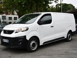 une camionnette blanche garée dans un parking
