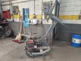 une machine qui se trouve dans un garage avec des outils