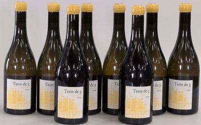 six bouteilles de vin sont alignées sur une table