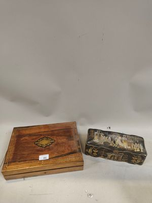 deux petites boîtes en bois posées l'une à côté de l'autre sur une surface blanche