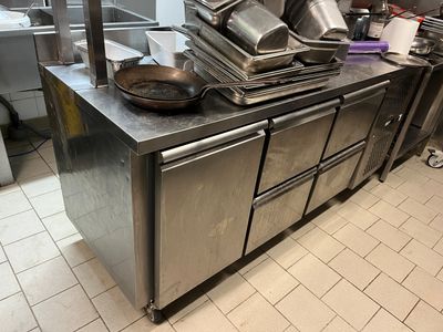 de nombreuses casseroles et poêles sur le comptoir de la cuisine