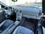 l'intérieur de la voiture est propre et prêt à l'emploi
