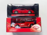 Une voiture miniature Ferrari F35 rouge dans une boîte, posée sur une surface blanche