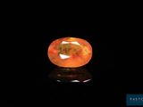 un saphir orange sur un fond noir