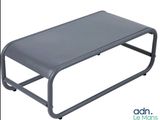 un banc gris posé sur un fond blanc