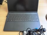 un ordinateur portable posé sur un bureau avec un chargeur