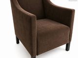 La chaise marron est posée sur une surface blanche, avec un fond blanc.