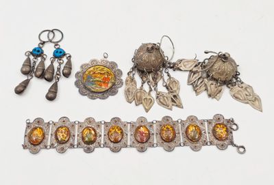 beaucoup de bijoux posés sur la table
