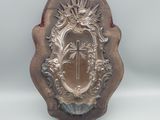 une photo d'une plaque métallique sur laquelle figure une croix