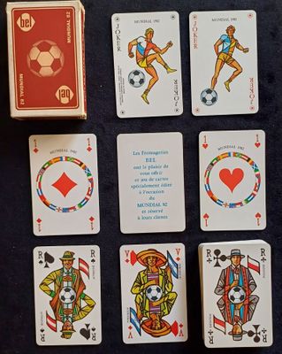Plusieurs cartes à jouer sont disposées sur une table, à côté d'un paquet de cartes à jouer.