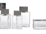 trois bouteilles en verre transparent avec des couvercles argentés et un couvercle argenté
