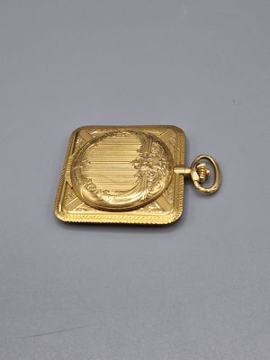 un gros plan d'un cadenas doré orné d'un médaillon
