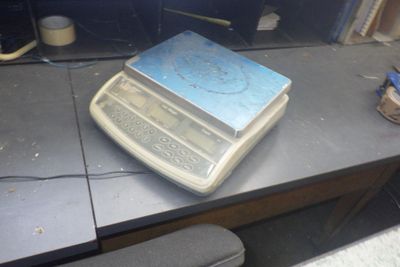 une vieille machine à écrire posée sur un bureau dans une pièce