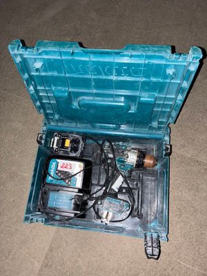 une boîte à outils bleue ouverte, posée par terre