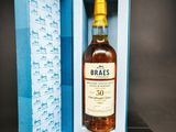 une bouteille de whisky « Braes » de 50 ans d'âge dans un coffret bleu