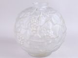 un vase en verre avec un motif sur une surface blanche