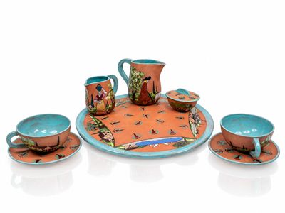 trois tasses et soucoupes posées sur un plateau