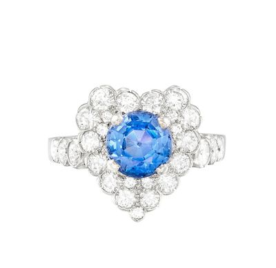 une bague à grappes de saphirs et de diamants