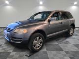 une photo d'un SUV Volkswagen gris garé dans un garage