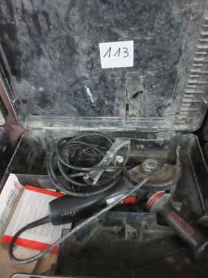 une boîte avec des outils à l'intérieur sur le sol