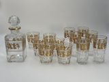 plusieurs verres et une carafe posés sur une table
