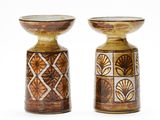 deux vases posés côte à côte sur une surface blanche
