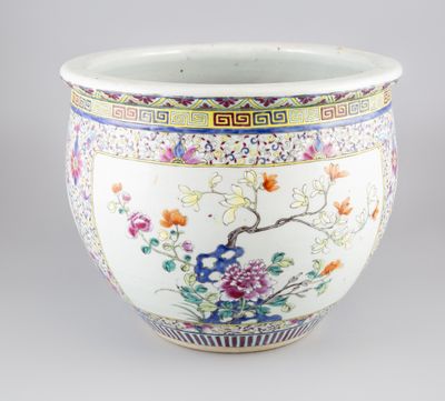 une image représentant un vase chinois orné de fleurs et d'oiseaux