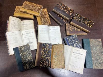 de nombreux livres anciens posés les uns à côté des autres sur une table