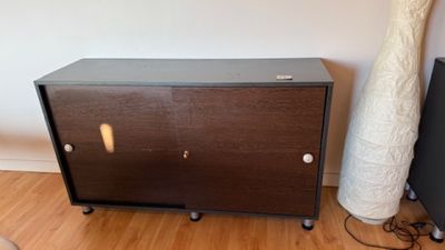 Paire d'armoires basses ouvrant chacune à deux portes coulis…