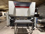 une grande machine installée dans un bâtiment