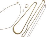 un ensemble de colliers et de bracelets posés sur un fond blanc