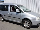 La petite camionnette argentée est garée sur le bord de la route.