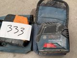 une paire de gants posés l'un à côté de l'autre
