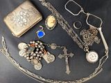 de nombreux bijoux en argent posés sur une table noire