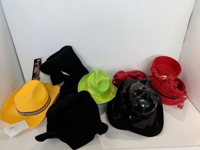 Plusieurs chapeaux sont alignés sur une étagère dans une pièce