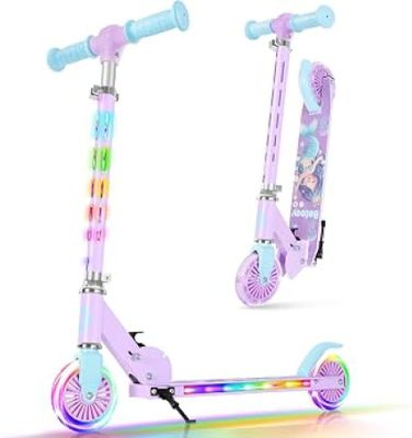trottinette violette avec des lumières et des roues sur fond blanc