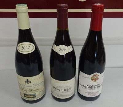 trois bouteilles de vin posées les unes à côté des autres sur un comptoir