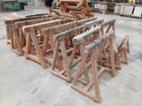 plusieurs pièces de bois sont empilées dans un entrepôt